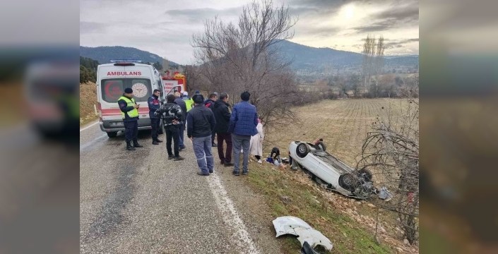 Denizli'de yağmurda kontrolden çıkan araç tarlaya uçtu: 2 kişi yaralandı