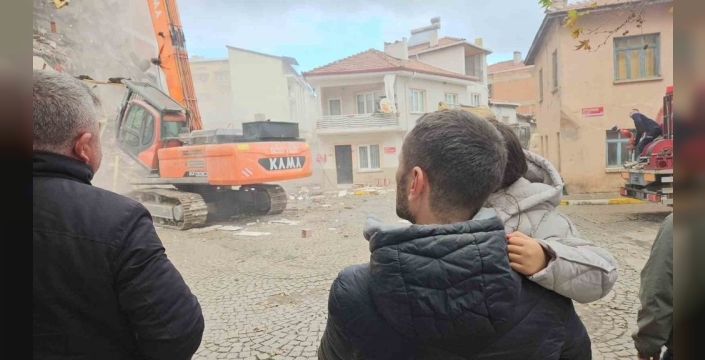 Depremin Yıkıcı İzleri: Sındırgılılar, Yıkılan Evlerinin Ardında Kalan Anılarla Yüzleşti