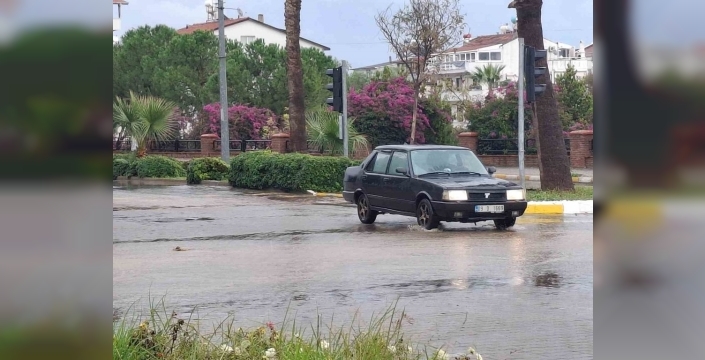 Didim'de sağanak hayatı felç etti: Caddeler göle döndü