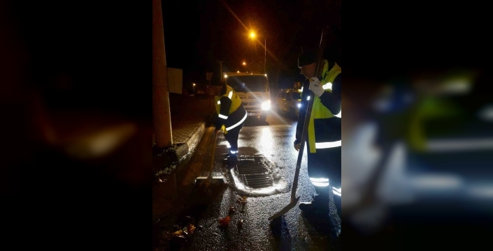 Didim'de sağanak yağış belediye ekiplerini gece boyu sahada tuttu