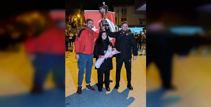 Dünya şampiyonu Zehra Gemi'yi mahallesinde coşkulu karşılama!