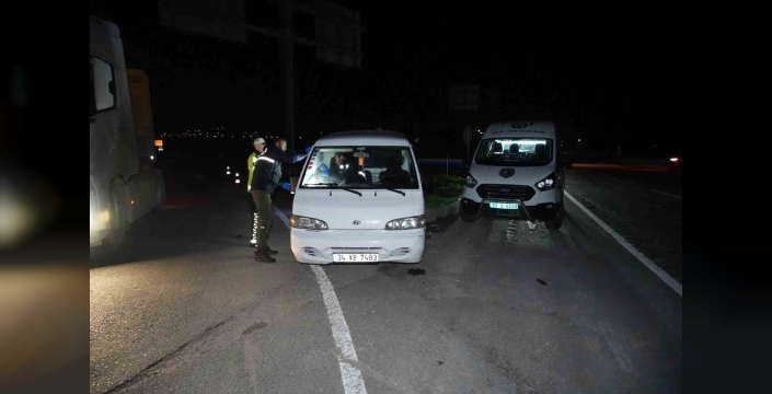 Edirne'de nefes kesen kovalamaca: 8 kilometrelik takibin sonunda minibüsten 20 göçmen çıktı!