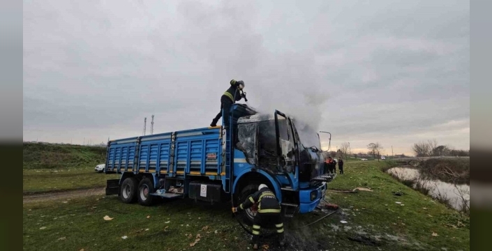 Edirne'de park halindeki kamyon alev topuna döndü