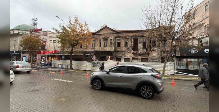 Edremit'teki tarihi bina, sağanak yağışa teslim oldu