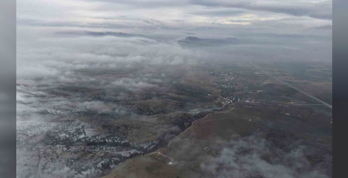 Elazığ'da aynı rakımda kar, sis ve açık alanların büyüleyici buluşması