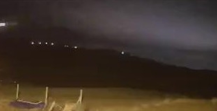 Elazığ'da gökyüzünden inen gizemli ışık kameralara yakalandı