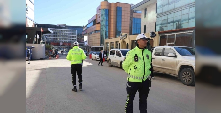 Elazığ'da hafta sonu trafik denetimi: Çift park ve ters yön ihlallerine odaklanıldı