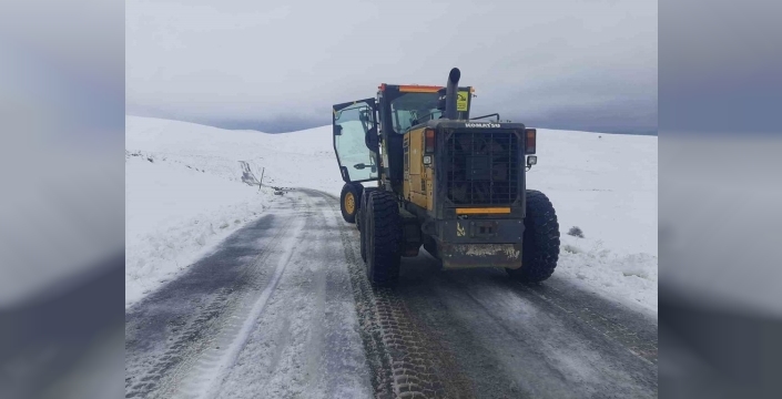 Eleşkirt'te kar yağışı sonrası kapanan köy yolları ulaşıma açıldı