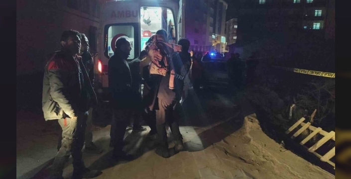 Erciş'te yürekler ağza geldi: Apartman alevlere teslim oldu, 15 kişi etkilendi