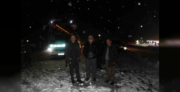 Erzincan'da kar ve tipi nedeniyle yollar kapandı