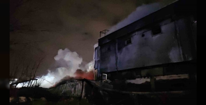 Esenyurt'ta fabrika yangını 6 saattir kontrol altına alınmaya çalışılıyor: Tüpler patlamaya neden oldu
