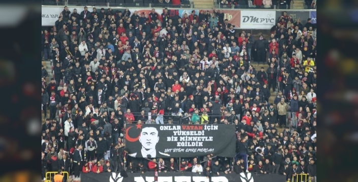 Eskişehirspor taraftarları şehit üsteğmen Emre Mercan'ı unutmadı