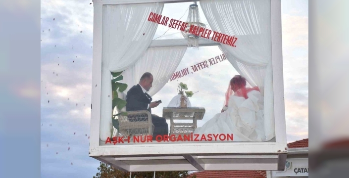 Fethiye'de akıllara kazınan düğün: Gelin ve damat cam vitrinde tırla şehir turu attı!