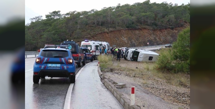 Fethiye'de minibüs devrildi: 7 kişi hafif yaralandı