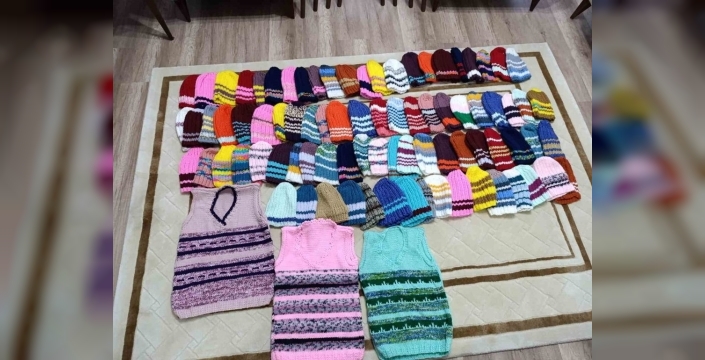 Foça'dan yürekleri ısıtan sevgi dalgası: Üç kadının ördüğü iyilik ağı 69 ile ulaştı