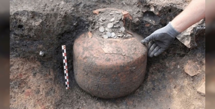 Fransa'da ev kazısında Roma dönemine ait 90 kilo antik para hazinesi bulundu!