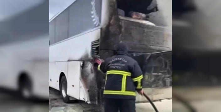 Gaziantep'te seyir halindeki yolcu otobüsü alev alev yandı, faciadan dönüldü