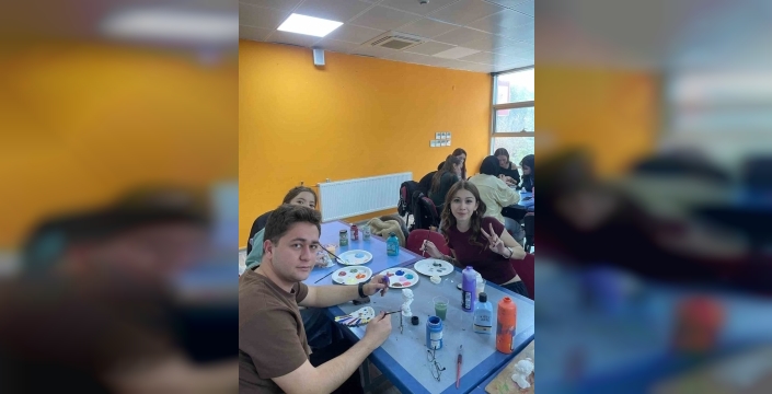 Genç yetenekler seramikte buluştu, renkli biblolar ortaya çıktı