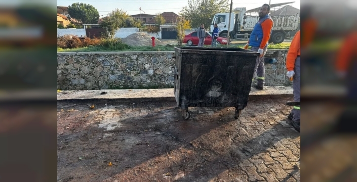 Germencik'te çöp konteynerleri kanala atıldı, belediye harekete geçti!