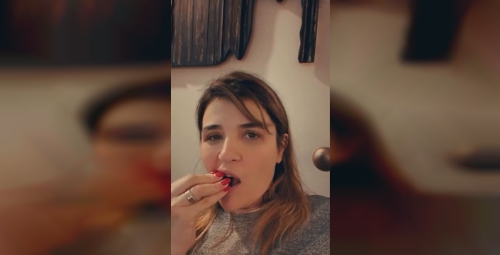 Gonca Vuslateri'den kiraz fiyatlarına 'cenaze lazım' esprisi