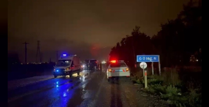 Gönen'de alkollü sürücünün çarptığı işçi servisinde dram: 1 can kaybı, 13 yaralı