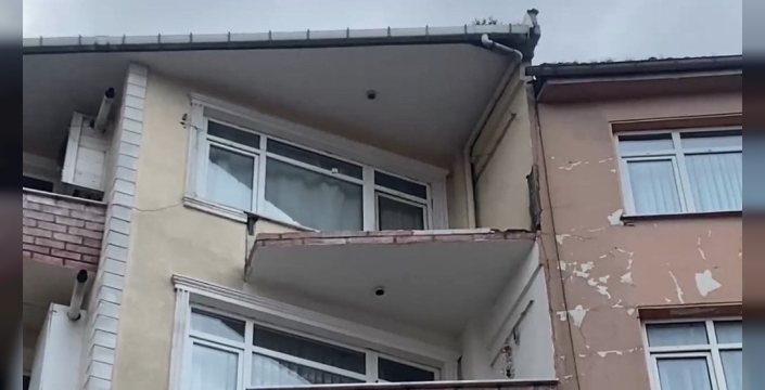 Güngören'de 5 katlı binanın balkonu çöktü, yayalar son anda kurtuldu