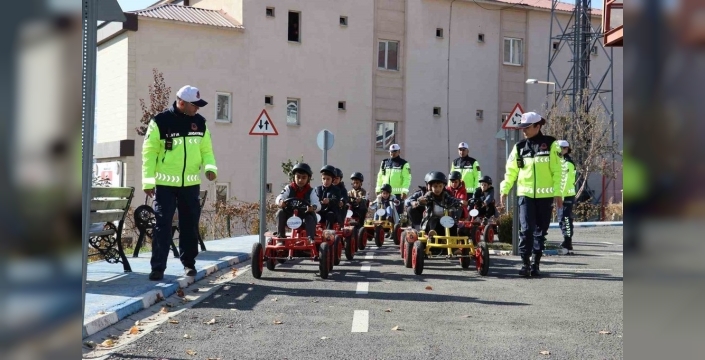 Hakkari'de minikler trafik parkurunda geleceğe hazırlanıyor