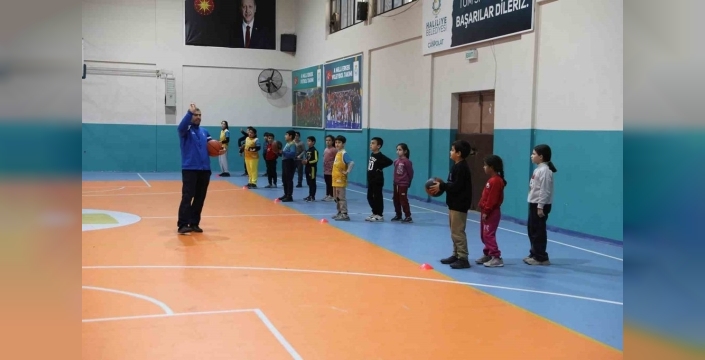 Haliliye'de minik sporcuların basketbol ve voleybol heyecanı