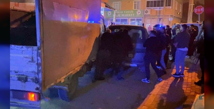 İnegöl'de dehşet anları: 2.49 promil alkollü sürücü park halindeki 3 aracı hurdaya çevirdi!