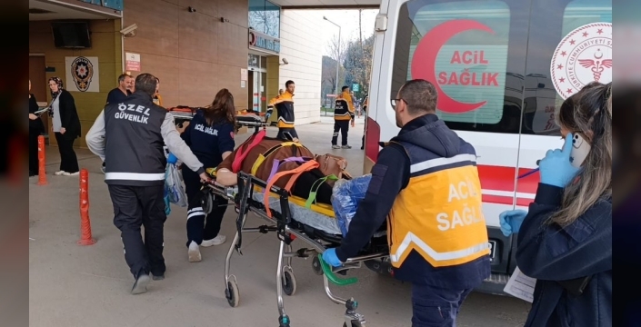 İnegöl'de feci kaza: Servis minibüsü ile hafif ticari araç çarpıştı, 11 kişi yaralandı