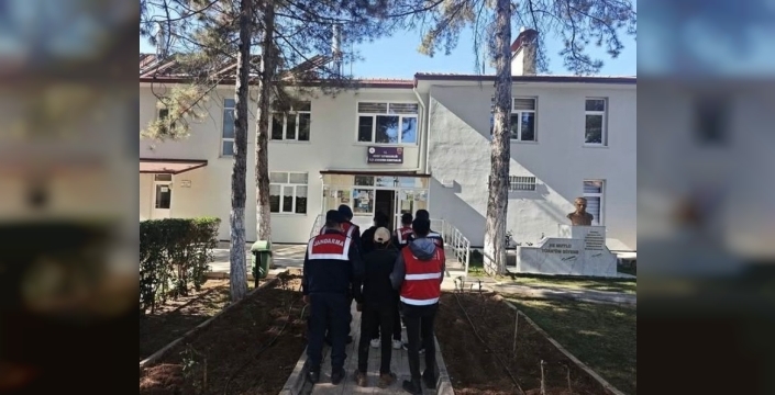 Isparta'da minibüste dehşet: Göçmen kaçakçısı ve 5 yabancı uyruklu yakalandı!