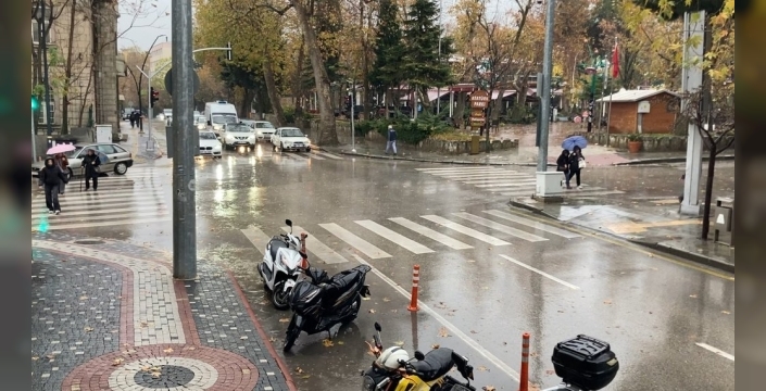 Isparta'da sağanak yağış hayatı felç etti: Yollar sular altında kaldı