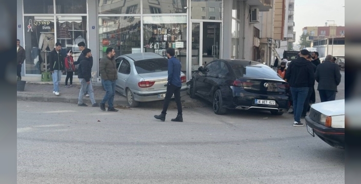 İşyerine girmek isteyen otomobilleri merdivenler durdurdu