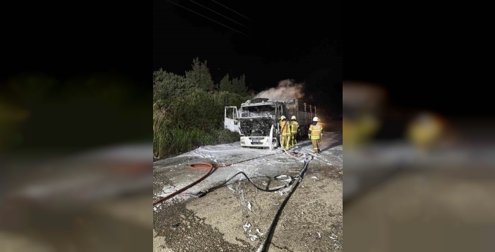 İzmir'de 20 ton kömür yüklü tır alev aldı: Sürücü son anda kurtuldu!