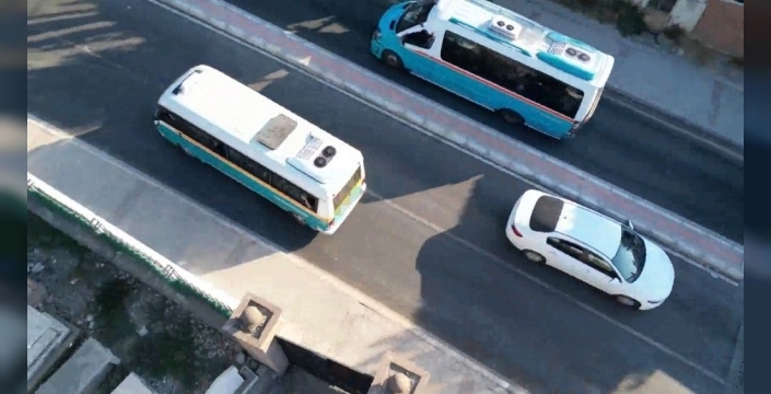 İzmir'de dolmuş şoförü, trafiği hiçe sayarak 200 metre ters şeritte ilerledi