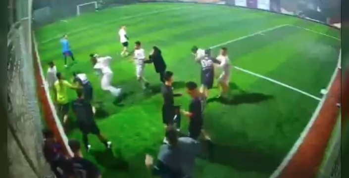 İzmir'de halı sahada tekme-tokat kavga anbean kaydedildi