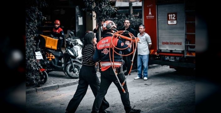 İzmir'de iş hanı alevlere teslim oldu, itfaiye 12 kişiyi kurtardı