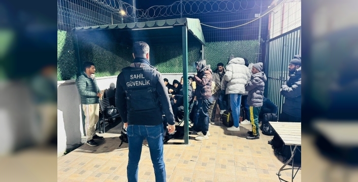 İzmir'de nefes kesen operasyon: 20 düzensiz göçmen ve 1 organizatör yakalandı!
