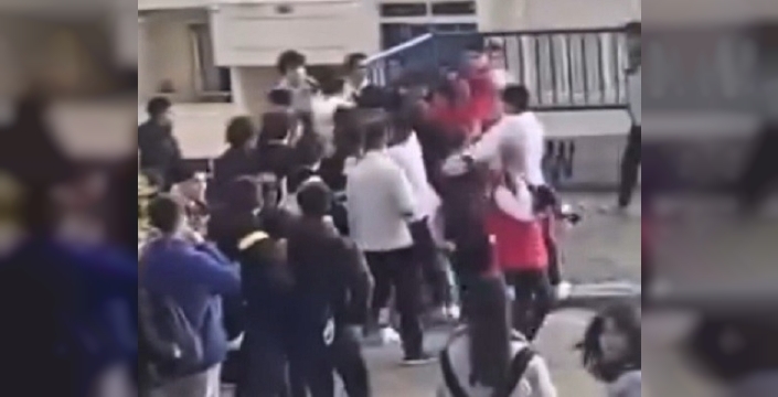 İzmir'de öğrenci kavgası sokakları savaş alanına çevirdi