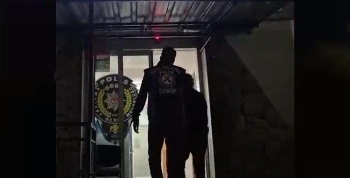 İzmir'de orta refüjü kullanan sürücüye ağır ceza