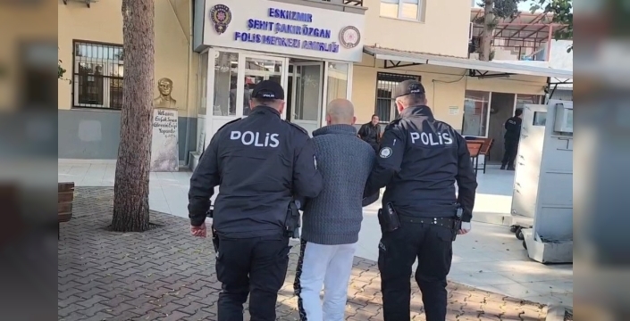 İzmir'de polis ekipleri iki aranan suçluyu yakaladı