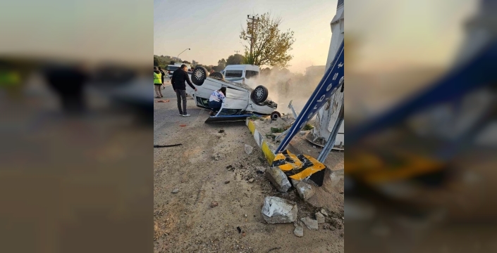 İzmir'de takla atan araçta gelin ve kaynana yaralandı