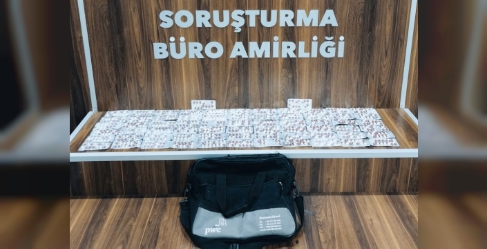 İzmir'de zehir tacirlerine büyük operasyon: 894 hap ele geçirildi