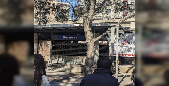 İzmir metrosunda şok anlar: Vagon raydan çıktı, yolcular tahliye edildi!