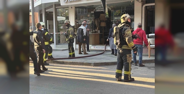 İzmit'te depoda çıkan yangın mahalleyi sardı, binalar tahliye edildi!