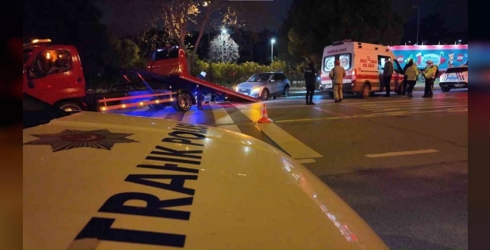 Kadıköy'de otomobil takla attı, direği devirdi: Sürücü sıkıştı