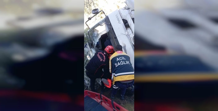 Kahramanmaraş'ta nefes kesen kurtarma: Uçuruma yuvarlanan kamyon sürücüsü kurtarıldı