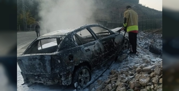 Kahramanmaraş'ta seyir halindeki araç alev alev yandı, hurdaya döndü