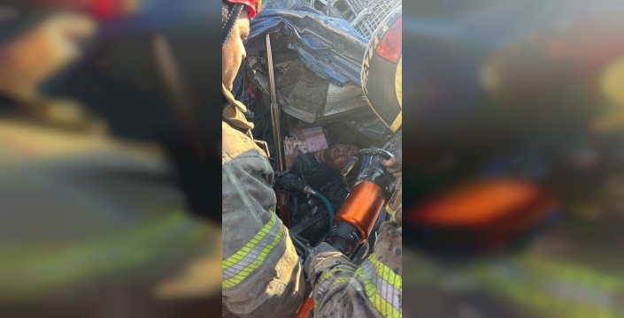 Kamyon bariyerlere çarptı: Sürücü can pazarı yaşadı