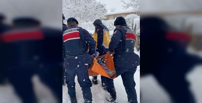Kar engeline takılan hastaya jandarmadan hayat kurtaran müdahale